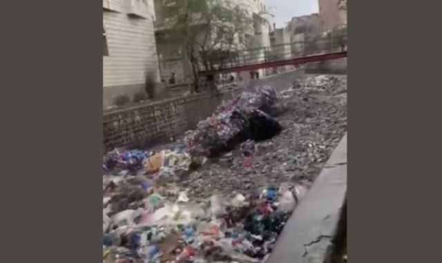 القمامة في تعز تتصدر الترند باليمن وتتحول إلى منصة لمحاكمة السلطة المحلية