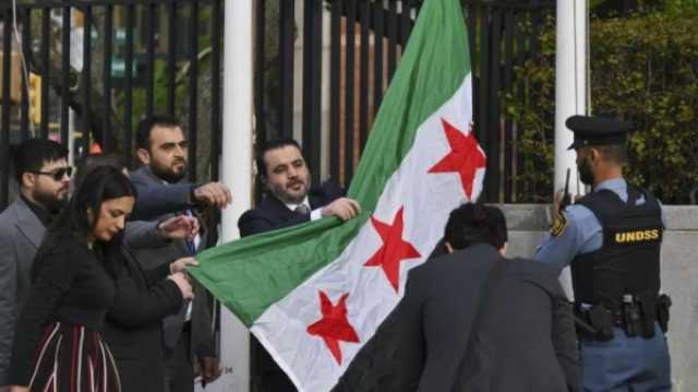 وزير الخارجية السوري يرفع العلم الجديد بمقر الأمم المتحدة بنيويورك