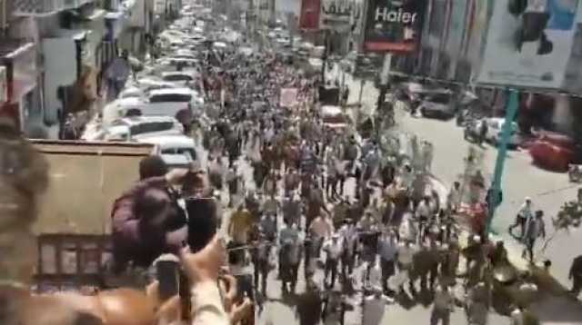 مظاهرة للمعلمين في تعز تطالب بتحسين أوضاعهم المعيشية ومكتب التربية يطالب بتأجيل امتحانات الثانوية العامة