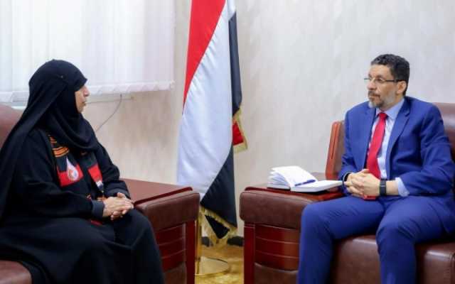 أمة السلام الحاج تطالب بن مبارك بالكشف عن مصير المخفيين في سجون الانتقالي بعدن
