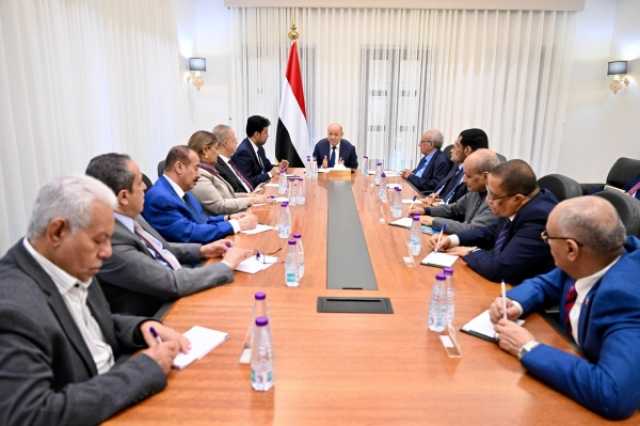 العليمي خلال لقائه هيئة التشاور: لدينا عناصر قوة مشجعة لتعديل موازين القوى على الأرض