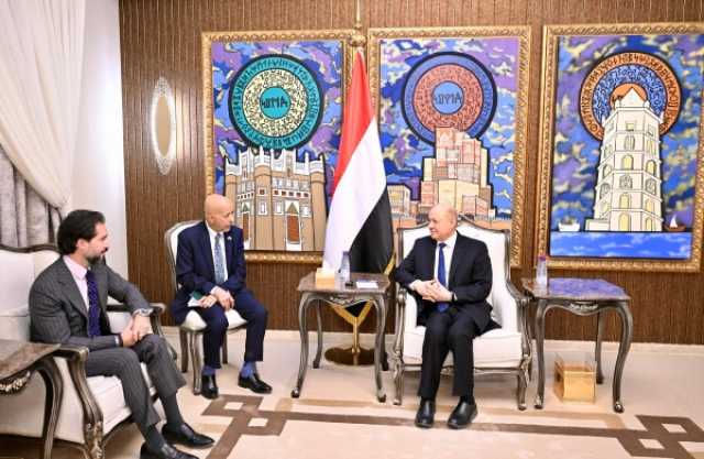 العليمي يشيد بالدور الأمريكي لمنع تهريب الأسلحة الإيرانية للحوثيين