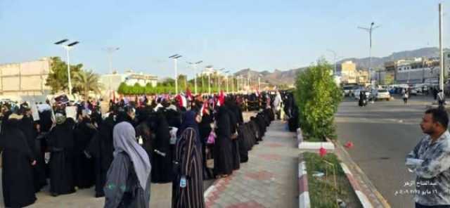 عدن.. تظاهرة نسوية في ساحة العروض للمطالبة بتحسين الخدمات والانتقالي يسبق الفعالية برفع أعلام الجنوب