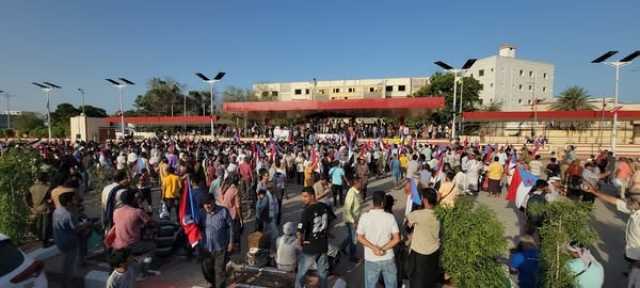 تظاهرة حاشدة في عدن تنديدا بتردي الخدمات والعملة ومليشيا الانتقالي تطلق النار على المحتجين