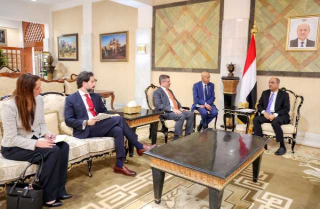 الحكومة تبرر تواجدها رئيسها خارج اليمن للبحث عن دعم وتعد بعودة مع انفراجه