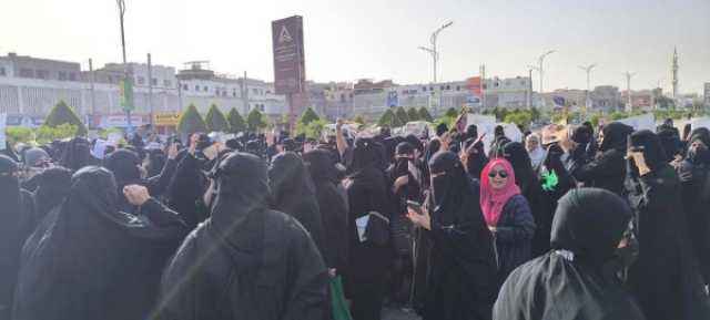 'صوت النساء يعلو'.. احتجاج نسوي واسع يطالب بإنهاء التدهور الخدمي والمعيشي في عدن