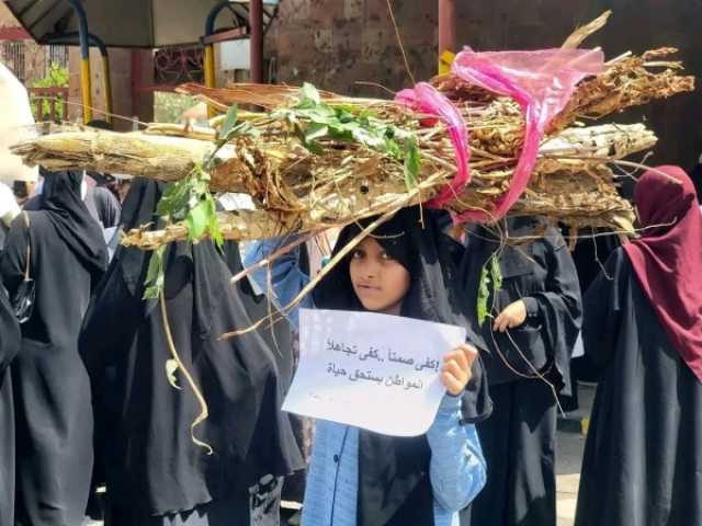 وقفة احتجاجية بمشاركة النساء في تعز للمطالبة بتوفير الخدمات بمشاركة الألاف