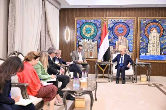 العليمي يؤكد على وحدة المجتمع الدولي لمواجهة التهديدات الحوثية للملاحة البحرية
