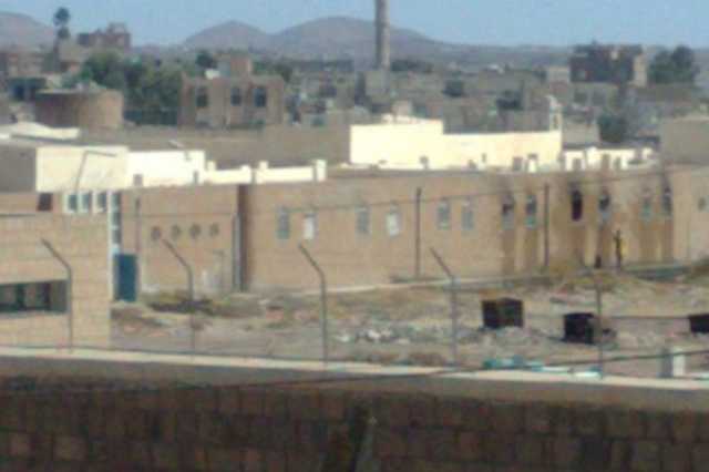 في وضح النهار.. فرار سجناء متهمين بقضايا قتل من مركزي ذمار 'فيديو'