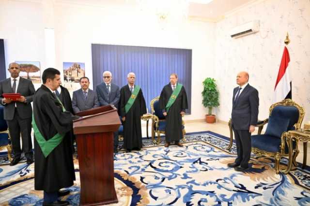 العليمي يؤكد التزام المجلس الرئاسي بالفصل بين السلطات وإستقلال القضاء