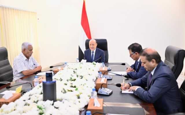 صحيفة: الحكومة بعدن تصل إلى طريق مسدود بشأن وقف انهيار العملة وخيار الطباعة يعود للواجهة