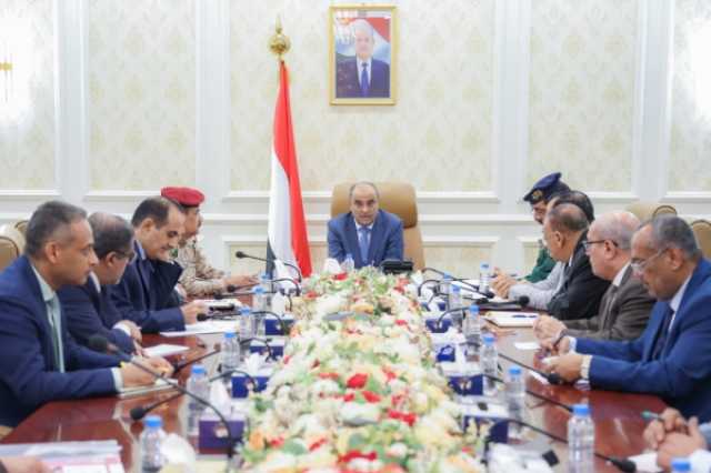 مجلس الطاقة يُقر حلولاً إسعافية لكهرباء عدن وبن بريك: المواطنون يريدون حلولا لا تصريحات
