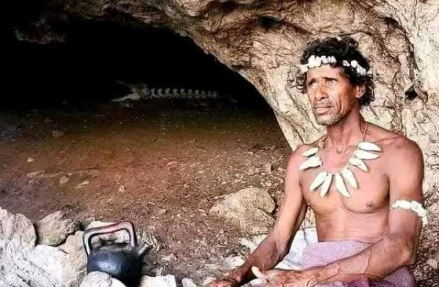 ذا إيكونوميست: رجل الكهف بسقطرى.. آخر رجل كهف على الأرض يعيش بعيداً عن الحداثة (ترجمة خاصة)