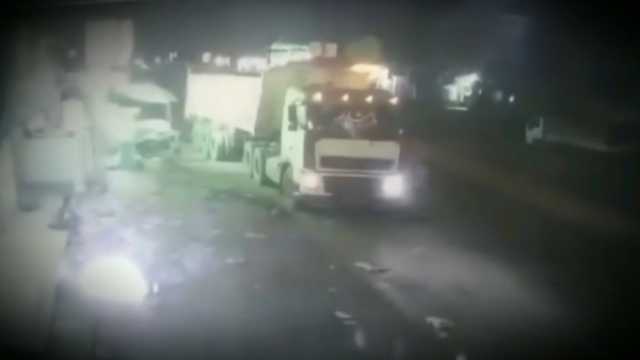 الحديدة.. مواطن ينهي حياته بشكل مأساوي بعد أن ألقى بنفسه تحت إطار شاحنة 'فيديو'