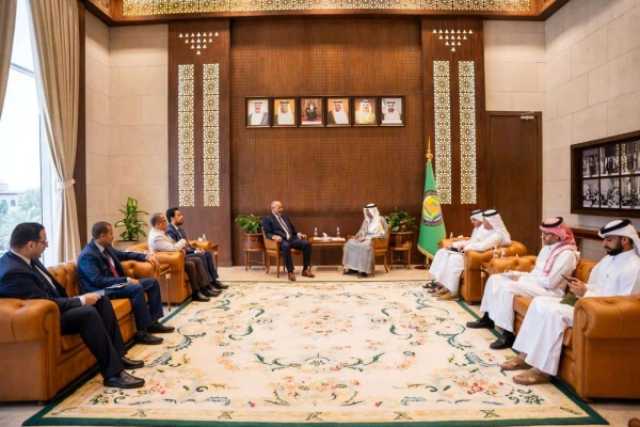 إعلام الزبيدي يتعمد التهرب من ذكر 'اليمن' والصور مع العلم الجمهوري في مهامه الرسمية