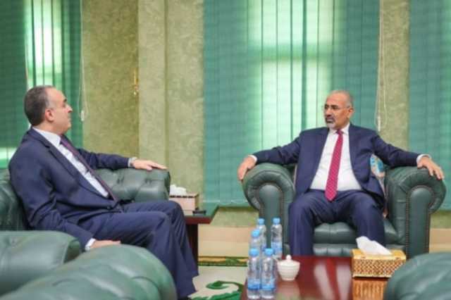  في تناقض فاضح.. الزبيدي الذي يعرقل النزول الميداني للجان البرلمانية يشدد على ضبط العملية الإيرادية وتوريدها للبنك المركزي