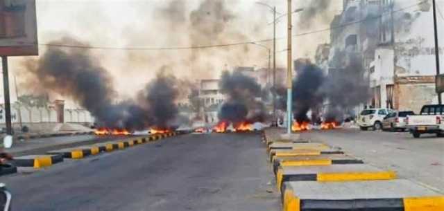 حضرموت.. احتجاجات غاضبة في المكلا تنديدا بتردي الأوضاع وانقطاع الكهرباء