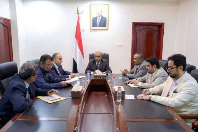 بعد توقفه عن العمل.. بن بريك يوجه بتخصيص موازنة عاجلة لإعادة تشغيل مستشفى 22 مايو