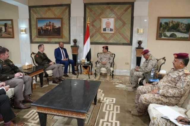 وزير الدفاع يحذر من تبعات استمرار التخادم بين الحوثيين والمنظمات الإرهابية بالمنطقة