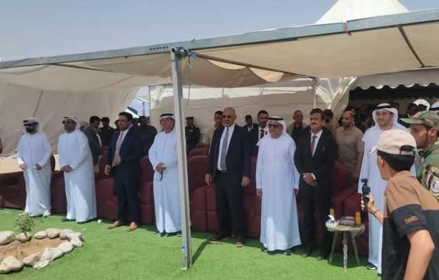 بحضور الزبيدي وابن الوزير.. السفير الإماراتي يفتتح محطة شبوة للطاقة الشمسية ويرفض رفع علم التشطير
