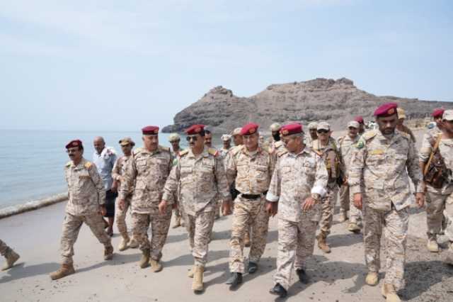 خلال زيارة تفقدية.. وزير الدفاع يؤكد أهمية الاستراتيجية لجزيرة ميون وباب المندب