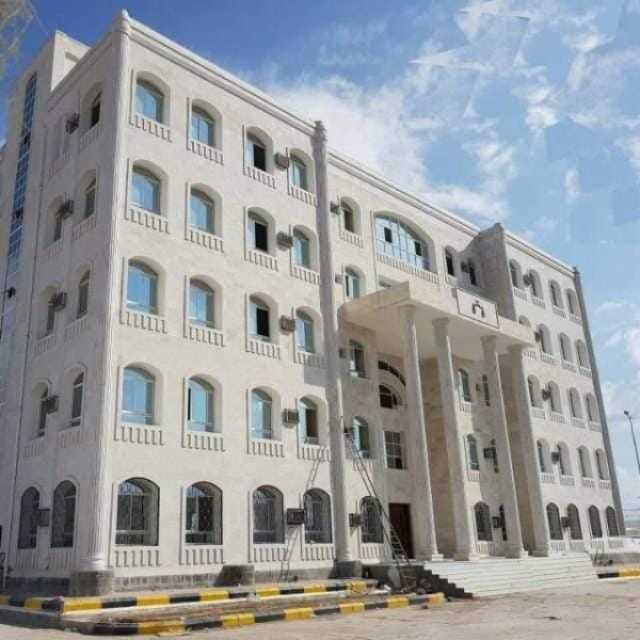 عدن.. نيابة الأمن والبحث توجه الأجهزة الأمنية بضمان حق الدفاع للمتهمين