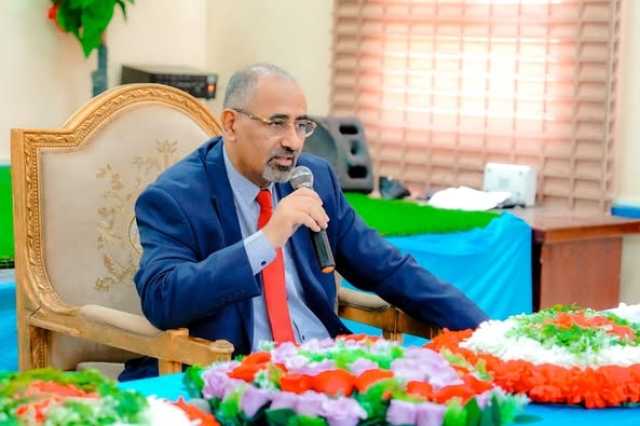 كاتب موالي للانتقالي: عيدروس الزبيدي يقود المشهد الجنوبي بمناطقية ولصوصية