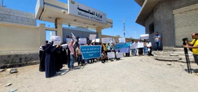 طالبوا فيها إلغاء قيود المالية على استقلالية الصندوق.. احتجاجات لموظفي صندوق صيانة الطرق في عدن