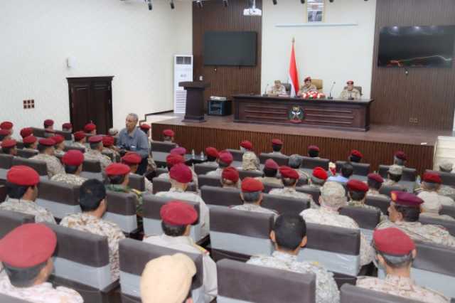 بالتزامن مع التصعيد في الجبهات.. وزير الدفاع يوجه بمضاعفة الجاهزية والإستعداد لأي طارئ