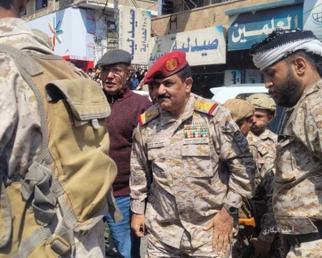 الفريق الداعري يصل إلى تعز ويشهد عرضاً عسكرياً