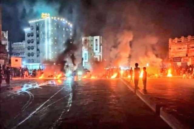 عدن.. أحزاب ومكونات سياسية تطالب بتحرك فوري لإنهاء معاناة المواطنين