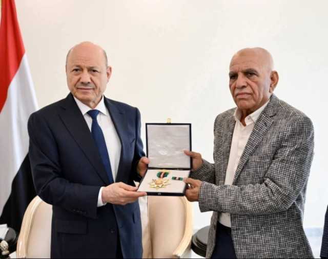 العليمي يمنح 'افتهان المشهري' وسام الواجب تقديراً لتضحياتها في الخدمة العامة