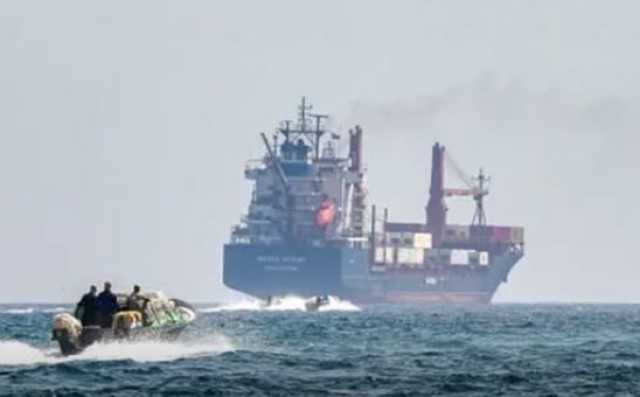 قوارب إيرانية تعترض ناقلة نفط قرب مضيق هرمز وتحول مسارها