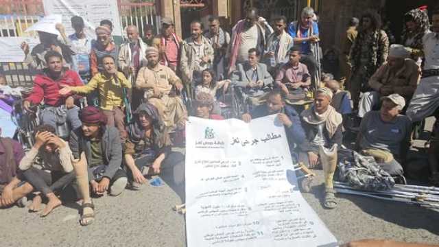 في ظل مواصلة اعتصامهم المفتوح.. جرحى تعز ينفذون وقفة احتجاجية تنديدا بالإهمال الحكومي
