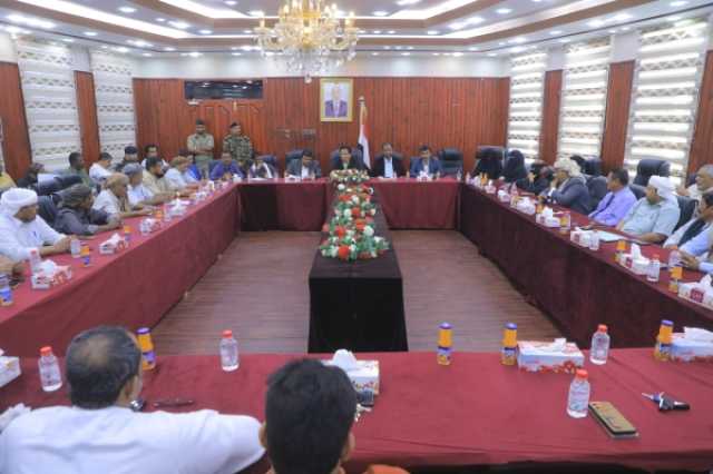 اجتماع استثنائي لسلطات المهرة يدعم المحافظ ويطالب بفتح ميناء نشطون بعد حملات استهدفت المحافظة