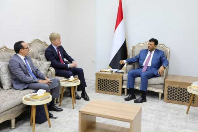 خلال لقائه غروندبرغ.. العليمي يؤكد دعم جهود السلام وفقا للمرجعيات الثلاث