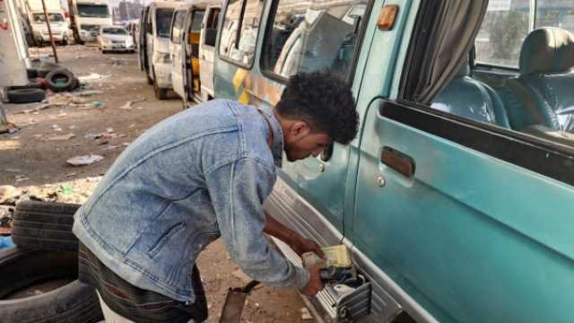 موانئ يمنية خارج السيطرة... وشبكات لتهريب الوقود