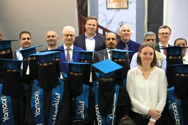 سلطات حضرموت تكرم أوائل الخريجات في 'مشروع تأهيل قابلات تقنيات'