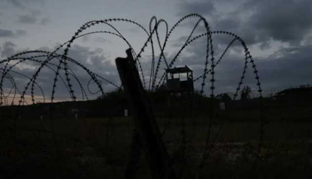 مظهراً التحدي.. محكمة غوانتانامو تعيد محاكمة سجين يمني بعد قرابة عقدين من اعتقاله بتهمة تفجير المدمرة 'كول' (ترجمة خاصة)