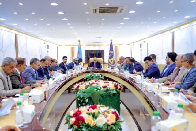 إعلامي سعودي يتهم الانتقالي بتشتيت السعودية والتمرد وإلحاق الخسارة بالرياض