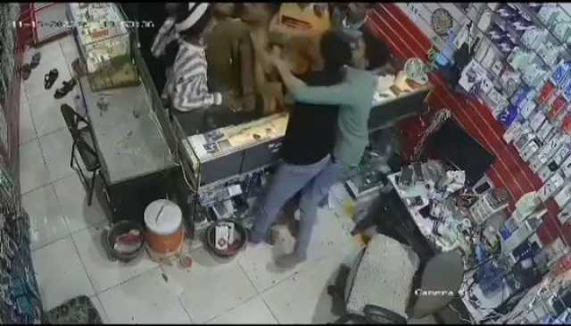 عدن.. قيادي بالانتقالي يداهم محل جوالات ويعتقل صاحب المحل رفض بيع هاتف له بالتقسيط