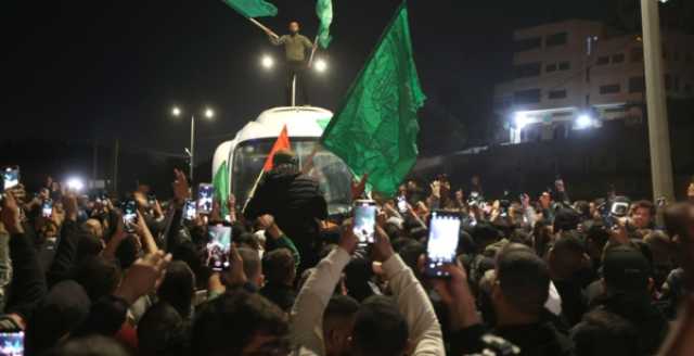 إتمام المرحلة الثانية من صفقة التبادل.. حافلة الأسرى تصل بلدة البيرة بالضفة وسط تجمع فلسطيني