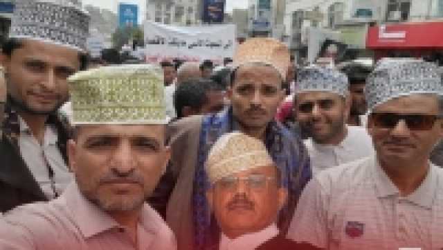 السلطات العمانية: انتشال جثة وانقاذ تسعة من أفراد طاقم السفينة النفط المنقلبة