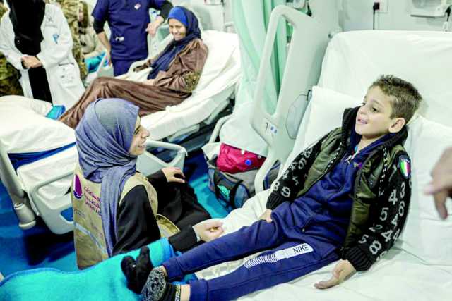 لولوة الخاطر تزور جرحى فلسطينيين يعالجون بالعريش