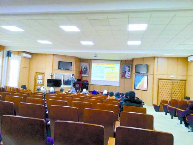 شاب يناقش رسالة الدكتوراه بـ «العربية» بجامعة مغربية