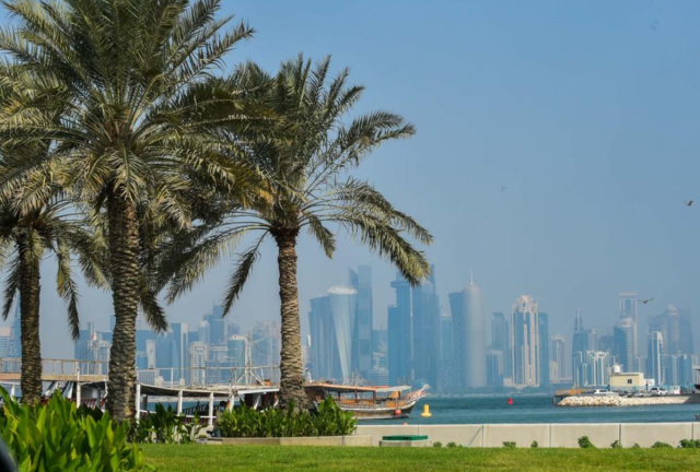 طقس معتدل الحرارة نهارا وتحذير من رياح قوية وأمواج عالية في البحر