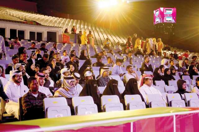 وسط إقبال جماهيري كبير.. إبداعات منطقة المشجعين تتواصل