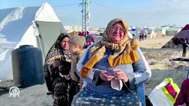 غزاوية تحيك «الدفء» لأطفالها من الصوف البالي