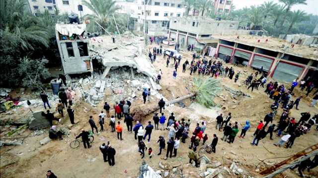 عائلات فلسطينية تعيش على «أطلال» المنازل المدمرة