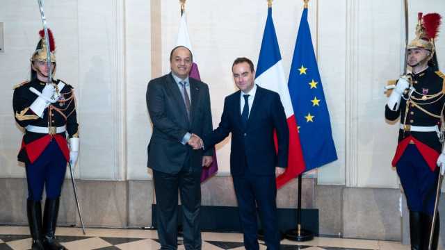  نائب رئيس مجلس الوزراء ووزير الدولة لشؤون الدفاع يلتقي وزير الجيوش الفرنسي